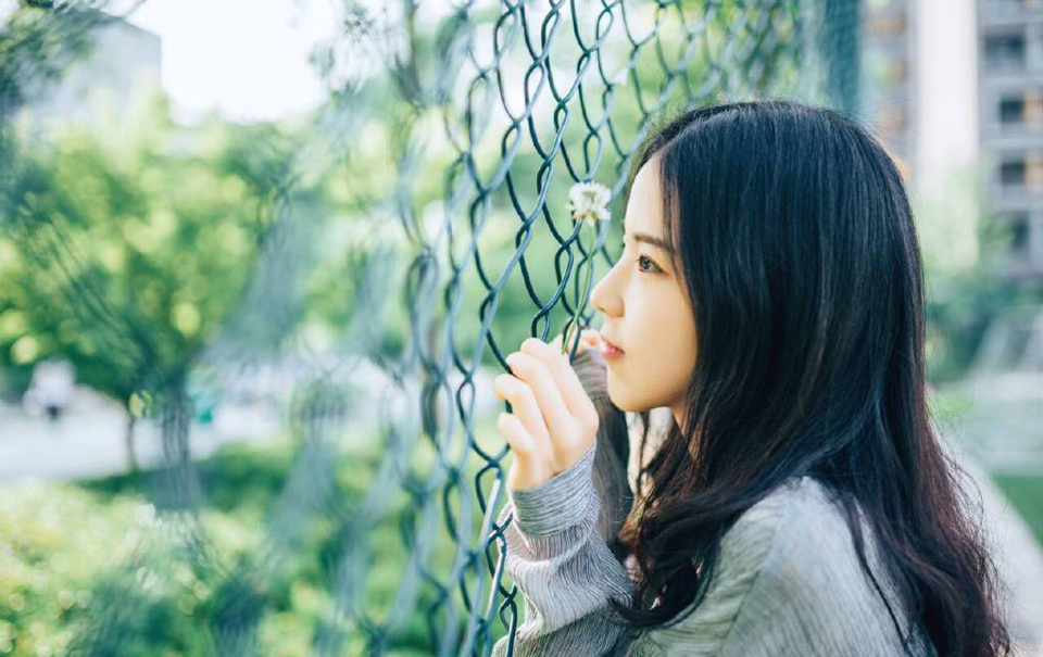 电话里，她哭着说：“亲爱的，我…我怀孕了…三个月了，不过你放心，不是你的，不用你负责。